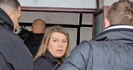 SLOMILA SE U KAPELI, U RUKAMA SVE VREME DRŽI OVO Detalj sa sahrane brata Viki Miljković kida dušu (FOTO)