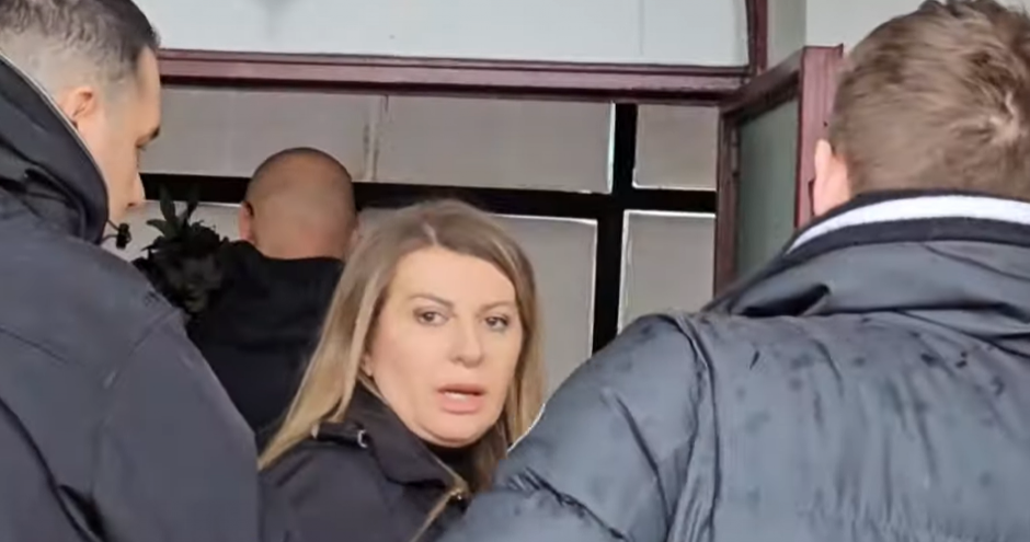 SLOMILA SE U KAPELI, U RUKAMA SVE VREME DRŽI OVO Detalj sa sahrane brata Viki Miljković kida dušu (FOTO)