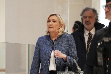 LE PEN JE OSUĐENA, EVO NA KOLIKO GODINA! Najnoviji detalji sudske presude! (FOTO)