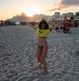 PUSTI TRBUŠNJAKE, DOVEDI GA U FLAMENGO Žoržinjova supruga fura svoj fazon i ne obazire se na komentare navijača