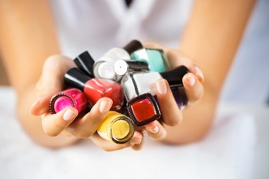 BOJA NOKTIJU KOJA JE HIT PROLEĆA U salonima se traži samo takav manikir, nose ga i mnoge poznate dame