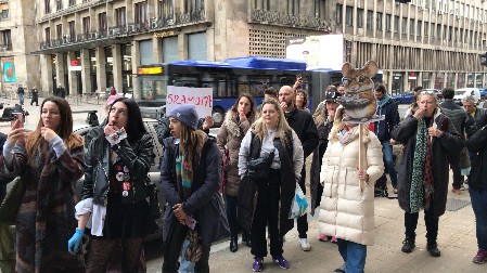 DVADESET BLOKADERA ISPRED "NOVOSTI", "KURIRA" I "POLITIKE" Crtaju krvave šake, traže jaja da gađaju redakcije