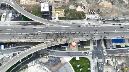 U JEDNOM TRENUTKU SAMO NJIH 180 TERORISALO CEO GRAD I CELU ZEMLJU: Maloletna lica zloupotrebljena od političkih partija blokirala auto-put u Beogradu