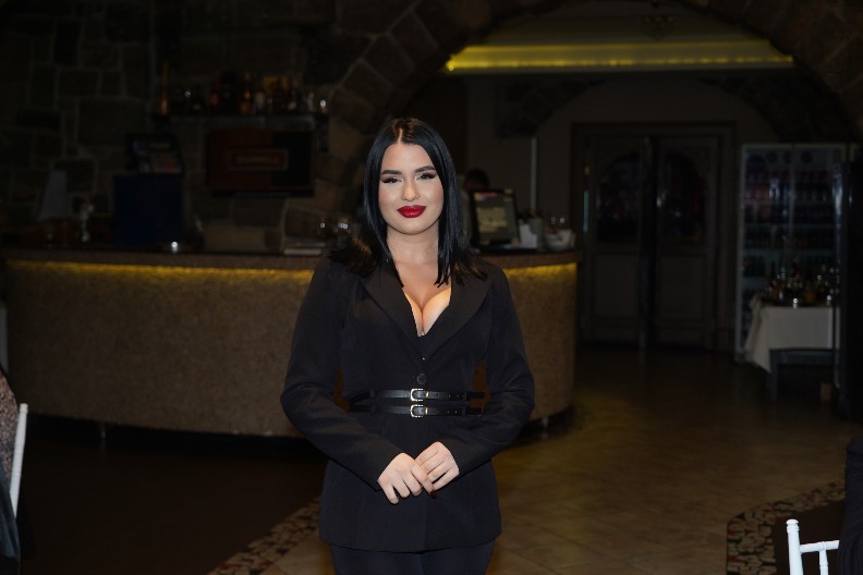 ZORANA MIĆANOVIĆ PROLAZI KROZ HOROR! Prete joj, ucenjuju i reketariraju, pevačica van sebe!