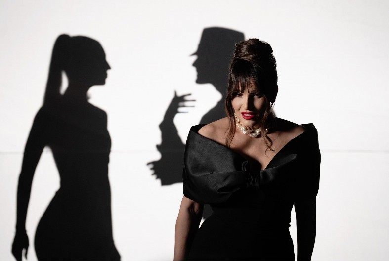 "ŽENE, BUDITE HRABRE!" Mira Škorić novom pesmom poslala jaku poruku ženama (VIDEO)