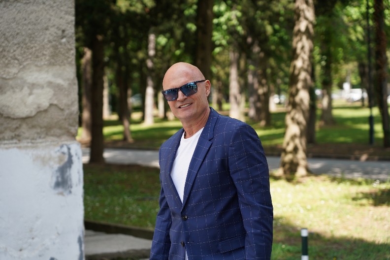 OVA LEPOTICA JE MILIJEVA ŽENA! Ostavila dečka zbog njega, svi bruje o njenom hot izgledu (FOTO)