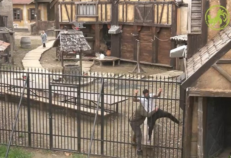 BEKSTVO SA FARME! Učesnik preskočio ogradu, cimeri pokušali da ga spreče, procurio i snimak (VIDEO)