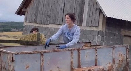 DOK DRUGI KAČE SELFIJE, ONA CEPA DRVA I VOZI TRAKTOR Jovana je influenserka koja razbija sve predrasude o životu na selu! (VIDEO)