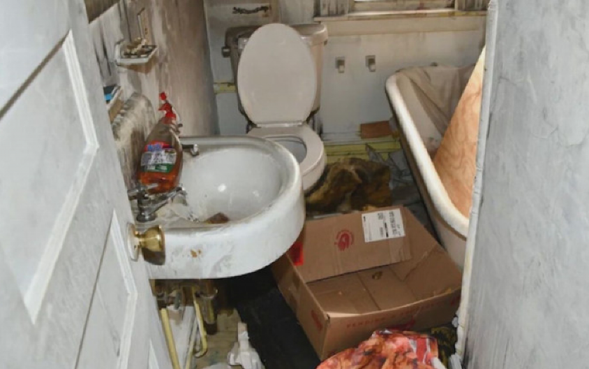 MAĆEHA DRŽALA MUŠKARCA U ROPSTVU 20 GODINA! Živeo u smradu i fekalijama: izazvao požar da se spase, u kući pakla otkriven užas (FOTO)