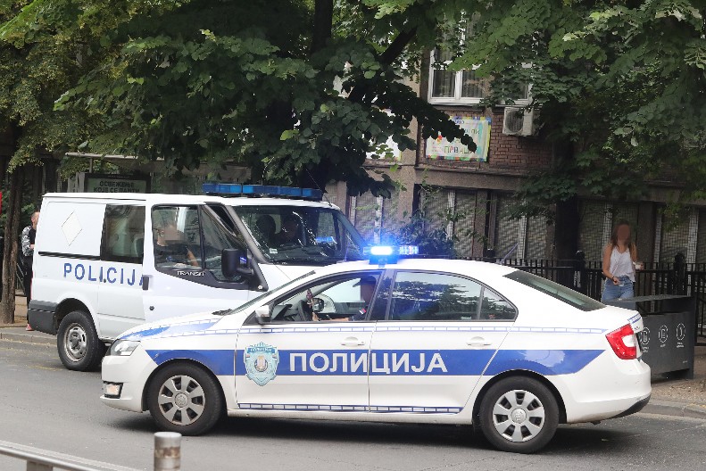 LAŽNIM PIŠTOLJEM OPLJAČKAO TRAFIKU U BAČKOJ PALANCI Krivična prijava za maloletnika