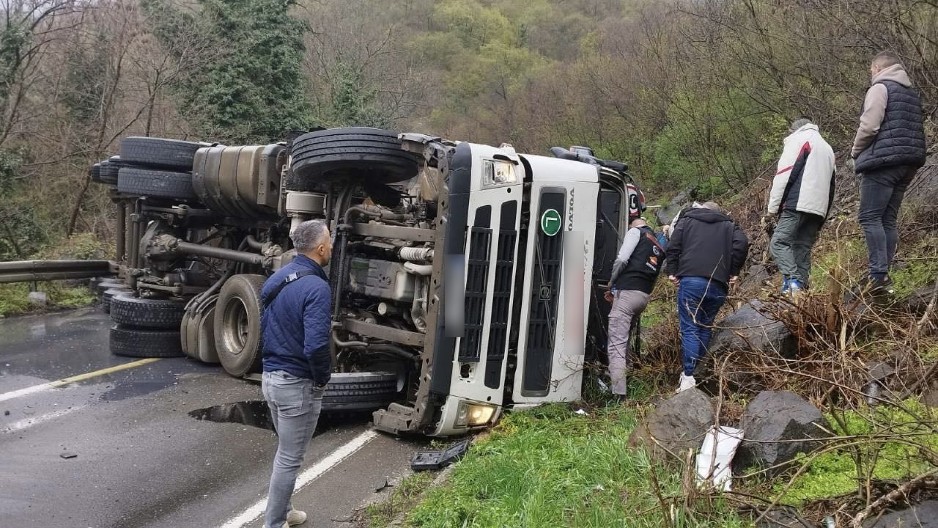 PREVRNUO SE KAMION KOD MAGLIĆA Teška saobraćajna nezgoda putu Čačak–Raška, vatrogasci izvukli vozača