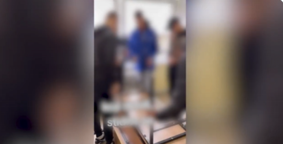 DEČACI SAHRANJUJU ŽIVOG DRUGA I DRŽE MU OPELO Morbidna scena u učionici, ljudi šokirani snimkom! (VIDEO)