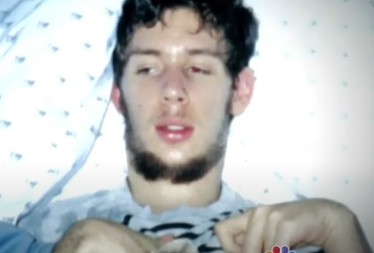 NJEGOVO TELO JE BILO NEPOMIČNO, ALI UM JE VRIŠTAO Majka mu je prošaputala jezive reči, ali nije znala da je sve čuo! (VIDEO)