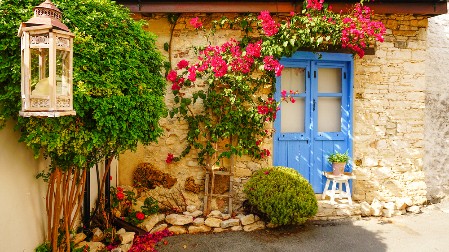 PODUPIRALA VRATA SA MILION EVRA Baka umrla siromašna, nije ni slutila kakvo blago ima u dvorištu