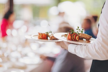 Konobar se radovao velikoj napojnici: Umesto novca dobio nešto jezivo (VIDEO)