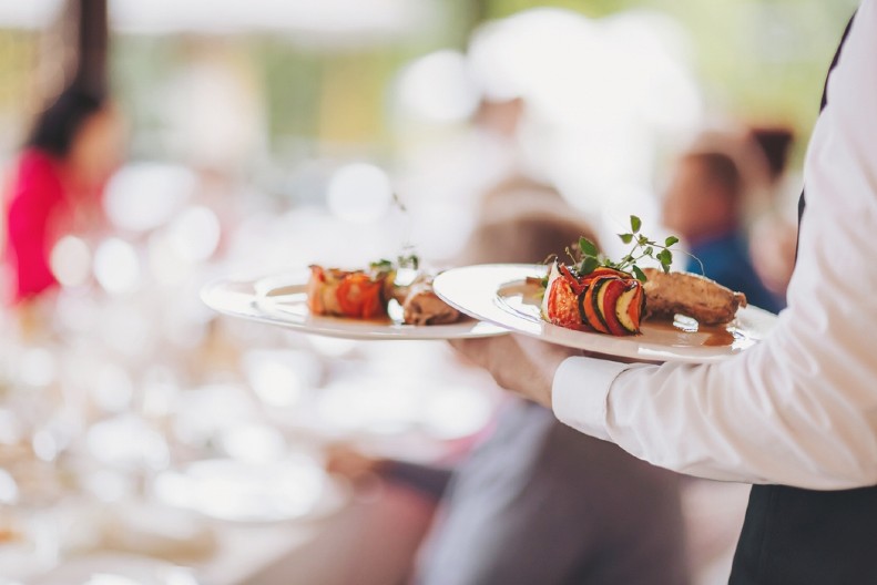 Konobar se radovao velikoj napojnici: Umesto novca dobio nešto jezivo (VIDEO)