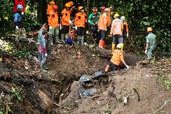 HOROR NA JAVA OSTRVU Deset osoba poginulo u klizištu na indonežanskom ostrvu