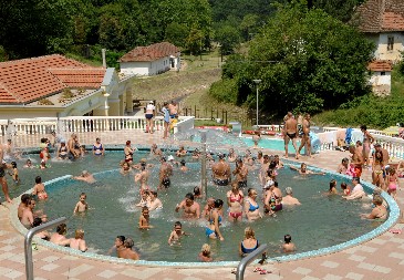 STIŽE DRŽAVNA POMOĆ, GRAĐANI DOBIJAJU 30.000 TURISTIČKIH VAUČERA ZA ODMOR U SRBIJI!