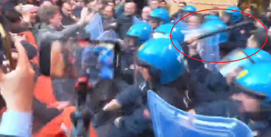 U EU POLICIJA BIJE STUDENTE KAO VOLOVE U KUPUSU Pogledajte kako su danas organi reda pendrečili demonstrante u Rimu