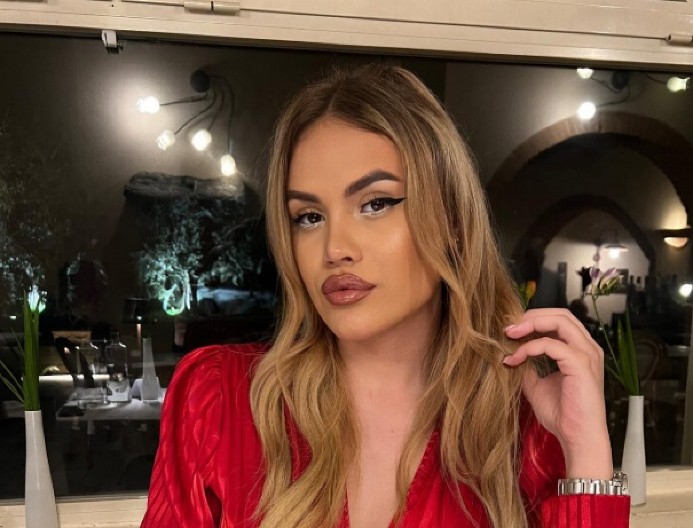 NAŠA INFLUENSERKA PROMENILA POL, A SADA POKAZALA GRUDI! Nikolina u hot kombinaciji sa prorezima, sve se vidi (FOTO)