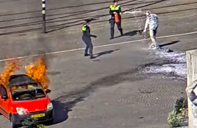 MUŠKARAC SE POLIO BENZINOM I ZAPALIO Haos u Amsterdamu (FOTO)