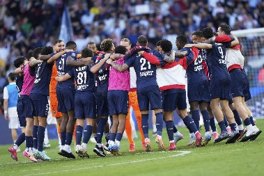 NIKO IM NIJE BIO NI DO KOLENA Pari Sen Žermen po 13. put šampion Francuske!