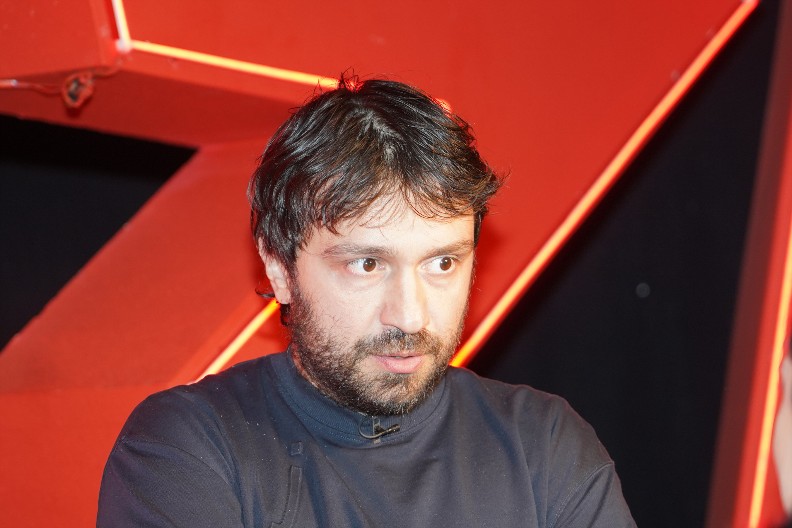 "PREVARILA ME JE SA NAJBOLJIM DRUGOM U WC-U" Našem glumcu devojka zabila nož u leđa, morao i kod psihijatra: "Poslali su i snimak"