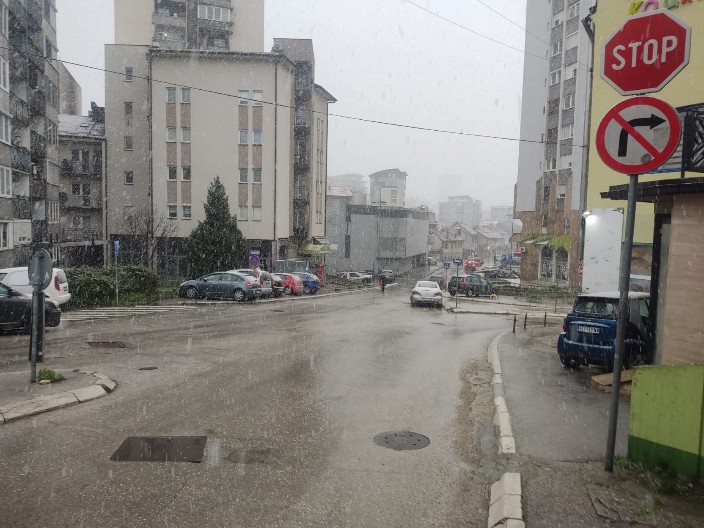 POGLEDAJTE KAKO VEJE SNEG U SRBIJI Ovi gradovi su se jutros već zabeleli, a evo šta se tek najavljuje! (VIDEO)