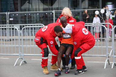OSTAVIO JE SVE NA STAZI Pobednika Beogradskog maratona lekari izneli na rukama (FOTO)