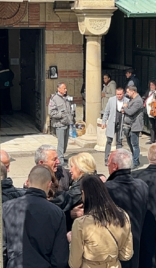 OVO JE SESTRA ŽELJKA RUTOVIĆA Grca u suzama zbog smrti brata, prijatelji je teše dok prima saučešća (VIDEO)