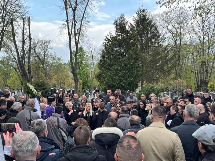 SAHRANJEN ŽELJKO RUTOVIĆ Sin čvrsto drži krst, ćerka u suzama sa njegovom slikom (VIDEO)