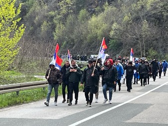 VIJORE SE ZASTAVE I SKANDIRAJU "KOSOVO JE SRBIJA": Neumorni pešaci sa Kosova stižu u Kraljevo (VIDEO)