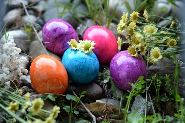 NAŠE BAKE SU IH FARBALE PRIRODNIM BOJAMA Pomoću sode bikarbone vaša uskršnja jaja će postati umetnička dela!