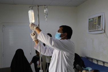 E, TO JE DOKTOR Svako veče se oblači kao beskućnik, obilazi skloništa, napuštene zgrade i leči ljude na ulici