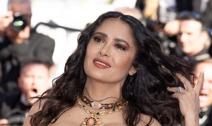 HRABAR POTEZ, NEMA ŠTA Salma Hajek iznenadila najnovijom pojavom, haljina je čista desetka, ali svi su gledali u ovaj momenat