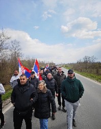 BAKA RADA SA SRBIMA SA KiM Došla da ih podrži, a oni je dopratili do njenog sela i kuće (FOTO)