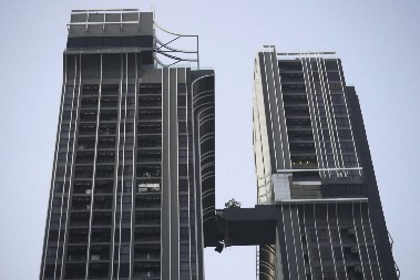 KAMERA ZABELEŽILA HEROJSKI PODVIG JEDNOG OCA PRILIKOM ZEMLJOTRESA Preskače most koji se ruši na 180 metara visine kako bi spasio ženu i ćerku! (VIDEO)