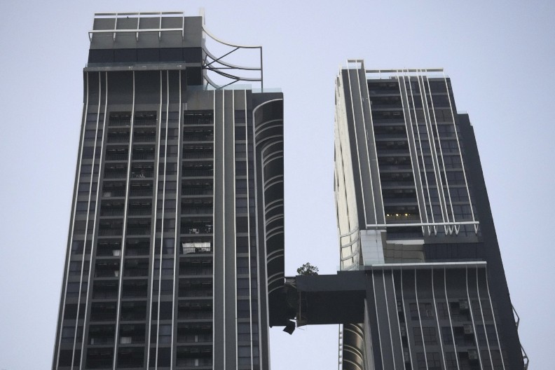 KAMERA ZABELEŽILA HEROJSKI PODVIG JEDNOG OCA PRILIKOM ZEMLJOTRESA Preskače most koji se ruši na 180 metara visine kako bi spasio ženu i ćerku! (VIDEO)