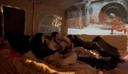 STUDENTI KOJI ŽELE DA UČE ORGANIZOVALI FILMSKO VEČE: Evo kako izgleda ženski šator u Pionirskom parku! (VIDEO)