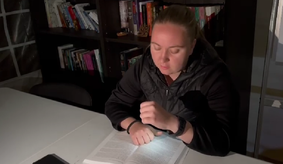 "UČIM SA LAMPICOM NA SATU, TAKO OSVETLJAVAM KNJIGU" Studentkinja koja želi da uči poslala moćnu poruku: Zna se zašto smo ovde (VIDEO)