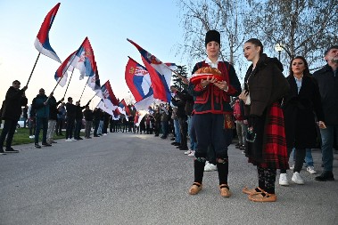 SRPSKE TROBOJKE DOLAZE S JUGA! Srbi sa KiM stigli nadomak Ljiga, u vazduhu se oseća "Ne damo Srbiju!"