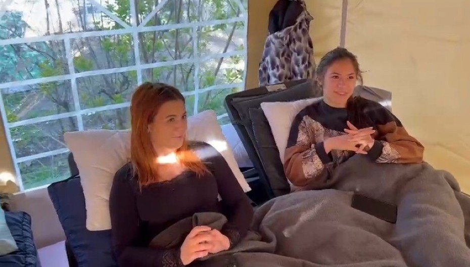 BUĐENJE STUDENTKINJA U PIONIRSKOM PARKU Evo kako im je protekla noć i da li im je bilo hladno (VIDEO)