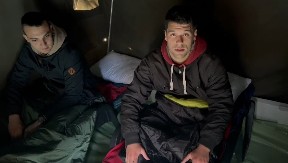 TEŠKA NOĆ! "SMRZAVALI SMO SE, VREĆA ZA SPAVANJE MI SE POCEPALA" Ekipa Alo! budi studente u Pionirskom parku (VIDEO)