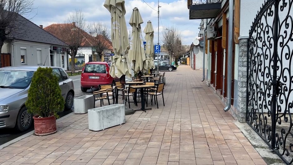 MUŠKARAC PRIŠAO POLICAJKI, OTKOPČAO JOJ FUTROLU, UZEO PIŠTOLJ, PA PUCAO SEBI U GLAVU Detalji tragedije u Kosjeriću (FOTO/VIDEO)