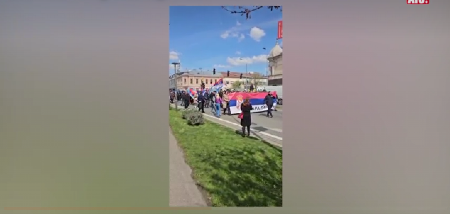 NOVOSAĐANI STIGLI DO STARE PAZOVE! Građani im priredili spektakularan doček, ore se pesme Baje Malog Knindže (VIDEO)