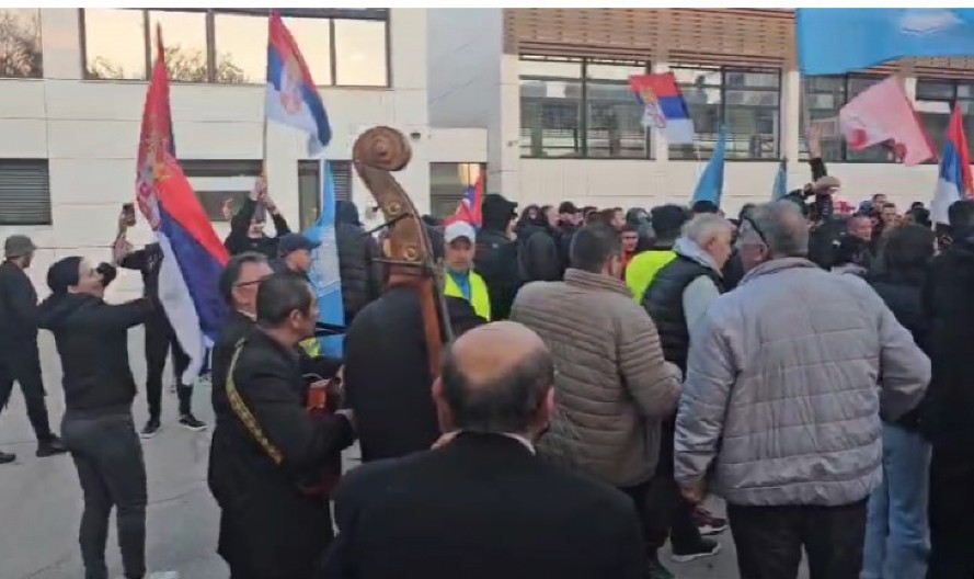 NOVOSAĐANI STIGLI U NOVE BANOVCE! Građani im priredili spektakularan doček, ori se "Kosovo, Srbija" (VIDEO)