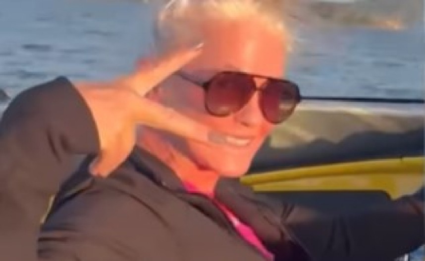 DA LI JE OVO NAJSKUPLJI FEJSLIFTING IKAD? Žena potpuno promenila lični opis u 66. godini, slike pre i posle ostavljaju bez daha! (VIDEO)