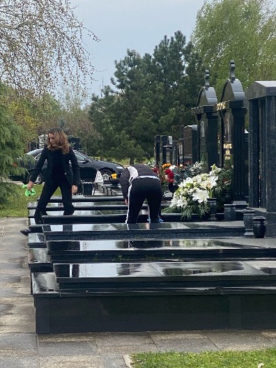 SUZANE I DECE NEMA NA GROBLJU Danas je 40 dana od smrti Saše Popovića, a evo ko je prvi došao (VIDEO)