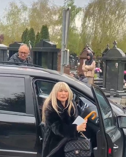 OVAJ MUŠKARAC JE PRATI U STOPU Suzana Jovanović došla na groblje, on se ne odvaja od nje (VIDEO)