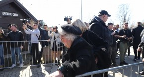 SAŠINA SESTRA OVO DONELA NA GROB Pojavila se vidno utučena, ne odvaja se od Suzane